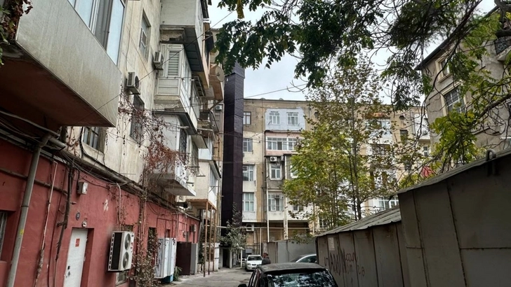 В Баку к пятиэтажному зданию надстраивается этаж – один из жильцов дома установил персональный лифт - ВИДЕО