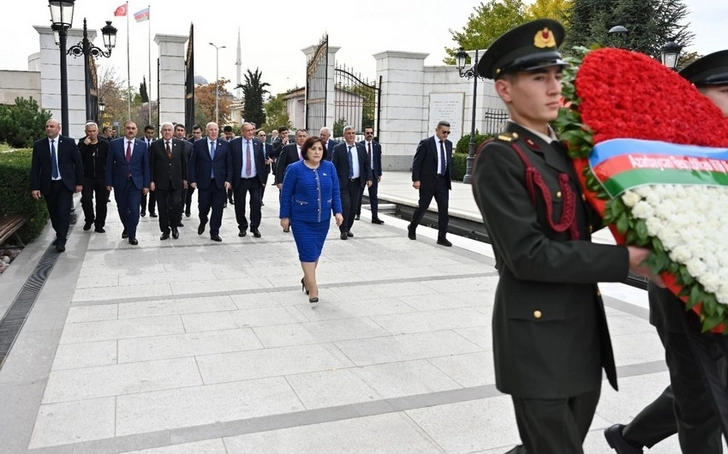 Сахиба Гафарова посетила памятник Гейдару Алиеву в Анкаре - ФОТО