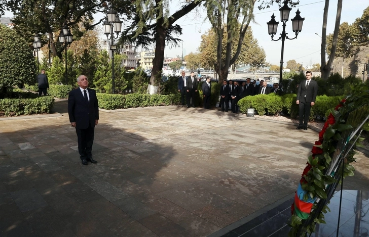 Премьер-министр Али Асадов возложил венок к памятнику великому лидеру Гейдару Алиеву в Тбилиси - ФОТО