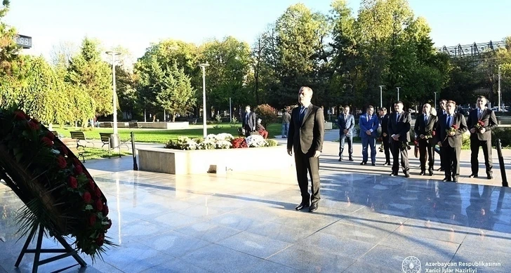 Глава МИД Азербайджана посетил памятник Гейдару Алиеву в Бухаресте - ФОТО