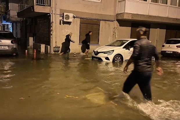Мощный шторм в Турции: в Измире затоплены дороги - ВИДЕО