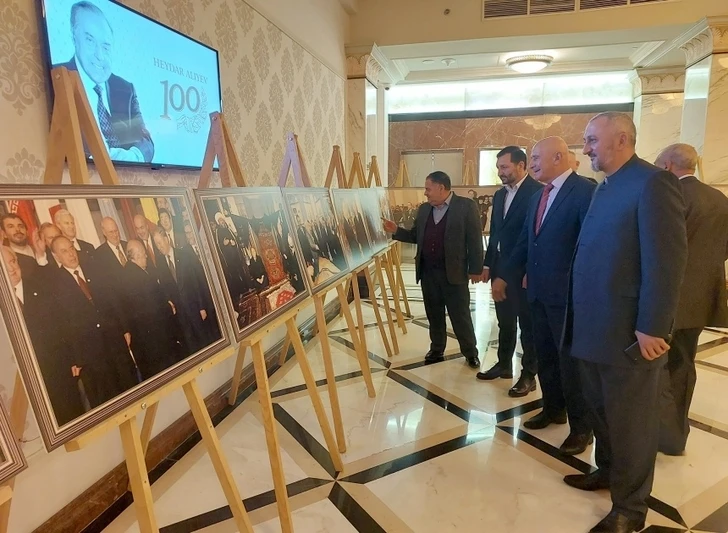 В Тбилиси открылась фотовыставка, посвященная 100-летию Гейдара Алиева - ФОТО