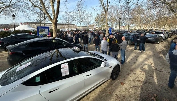 Таксисты по всей Франции протестуют против нового требования