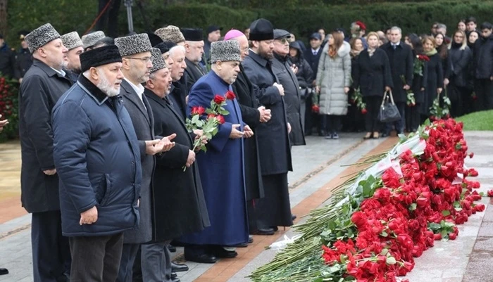 Руководители религиозных конфессий Азербайджана посетили могилу Гейдара Алиева