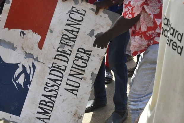 Франция решила закрыть посольство в Нигере