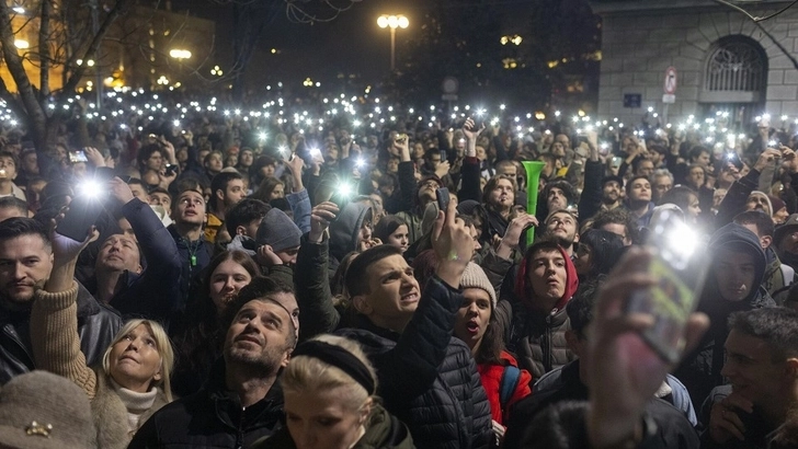 Протестующие в Белграде потребовали от МВД освободить задержанных