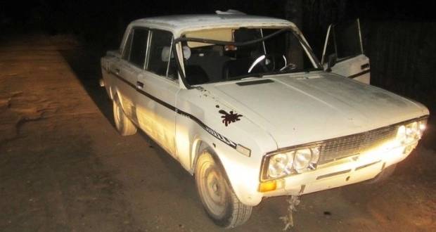 В Шабранском районе автомобиль врезался в препятствие, пострадали три человека