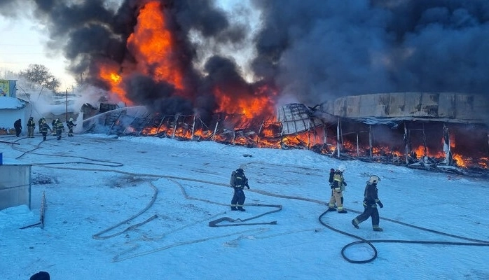 В Самаре загорелся рынок, слышны взрывы  - ВИДЕО