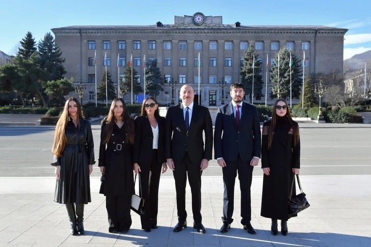 Президент Ильхам Алиев, первая леди Мехрибан Алиева и члены их семьи проголосовали в Ханкенди - ФОТО/ВИДЕО