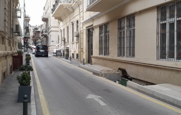 Новая угроза для пешеходов в центре Баку: госструктуры перекладывают ответственность - ФОТОФАКТ