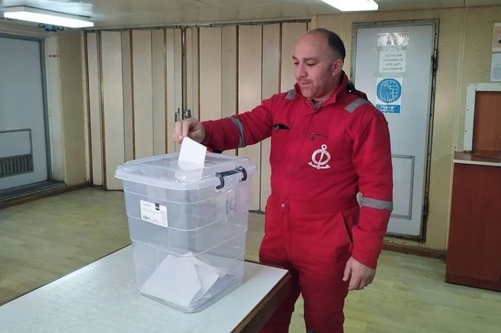 Находящиеся в плавании азербайджанские моряки приняли участие в голосовании - ФОТО