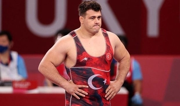 Легендарный турецкий борец поцеловал азербайджанский флаг на чемпионате Европы - ВИДЕО