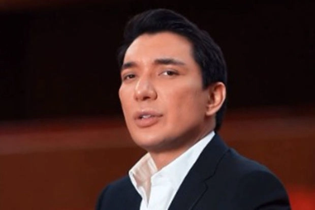 Казахстанский певец почтил память Айгюн Бейляр - ВИДЕО