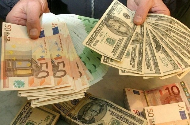 Финрегулятор: В азербайджанских банках полно валюты