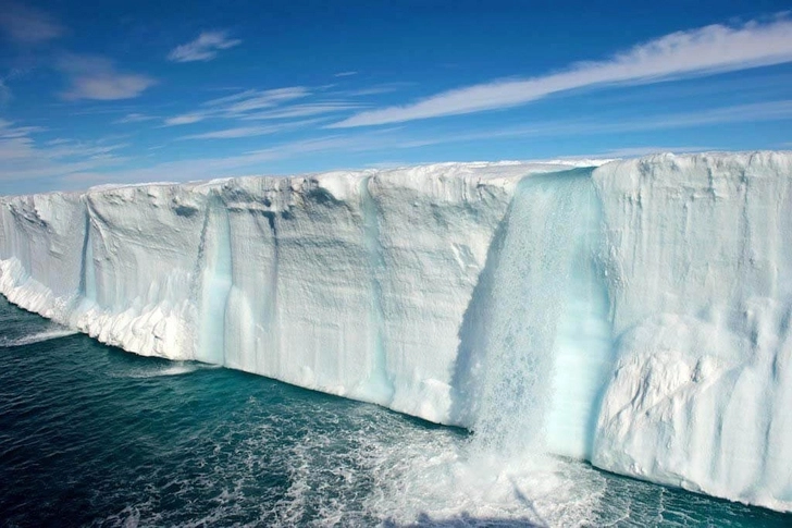 Шельфовые льды Антарктиды стали таять в два раза быстрее: ученые бьют тревогу