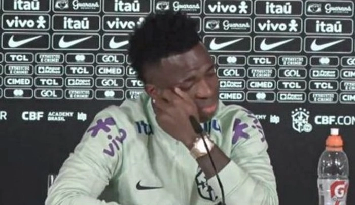 Форвард «Реала» Винисиус расплакался на пресс-конференции - ВИДЕО