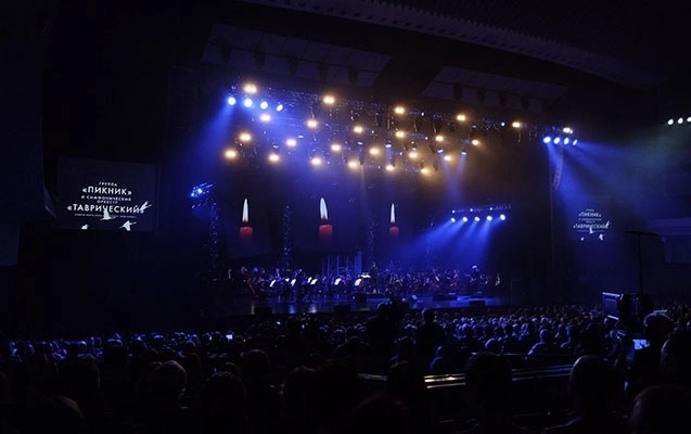 Концерт группы «Пикник» начался с минуты молчания в память о погибших в «Крокусе» - ВИДЕО