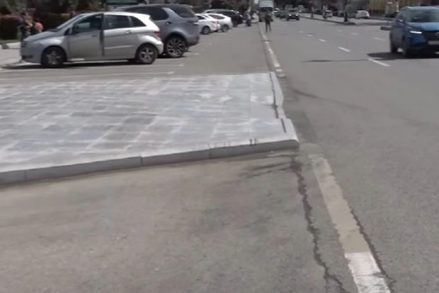 Почему на проезжей части в Баку создано искусственное ограждение? - ВИДЕО