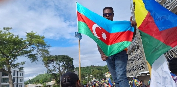 В Новой Каледонии на акции протеста против французского неоколониализма поднят азербайджанский флаг - ФОТО