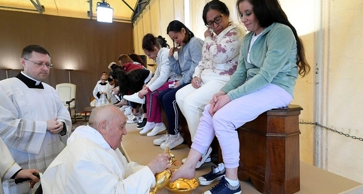 Папа римский впервые омыл ноги 12 женщинам-заключенным - ВИДЕО