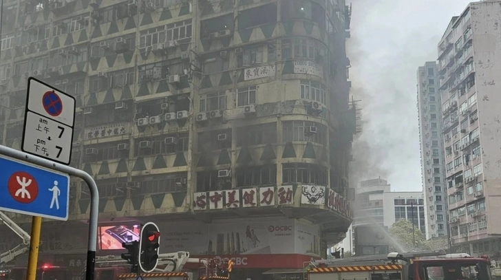 Сильный пожар в жилом доме в Гонконге: пять человек погибли и 35 пострадали - ФОТО/ВИДЕО