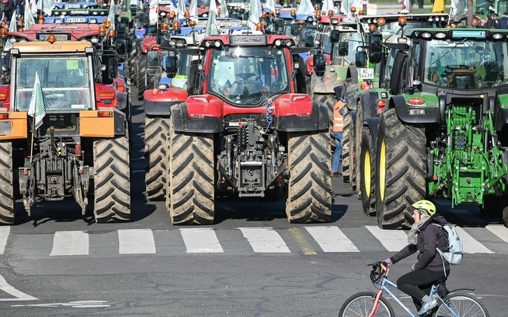 Во Франции продолжаются протесты фермеров: офисы госслужб забрасывают навозом - ВИДЕО