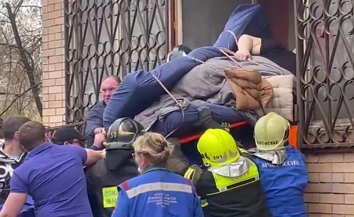 Спасатели помогли москвичу весом 300 кг покинуть квартиру и поехать к врачам - ВИДЕО