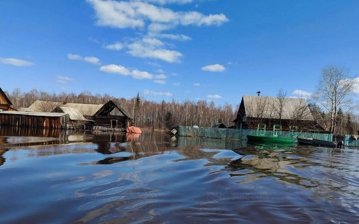 Почти 140 домов остаются затопленными под российским Томском из-за паводка