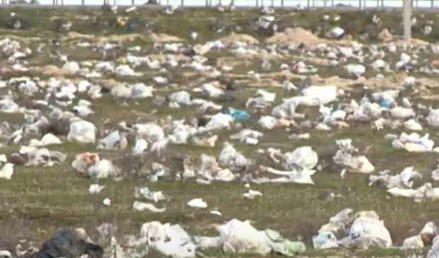 Вдоль дороги Бина - Гала скопилось много мусора - ВИДЕО