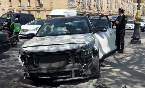 В Баку автомобиль врезался в столб - ВИДЕО