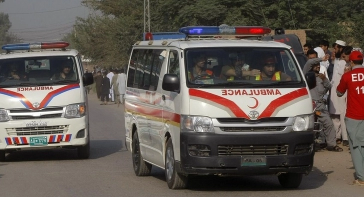 В Пакистане террористы напали на фургон с иностранцами, есть погибшие и раненые