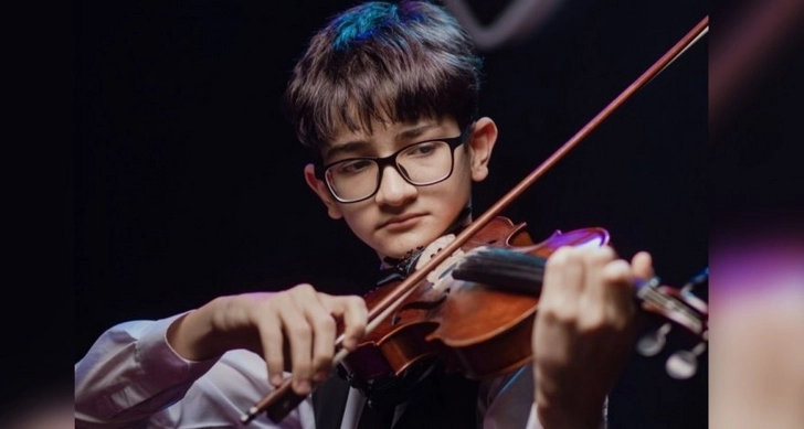 Юный музыкант Кянан Багиров мечтает в будущем поступить в Бакинскую музыкальную академию - ФОТО