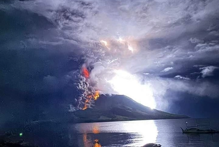 Три новых извержения вулкана Руанг в Индонезии - ЗАВОРАЖИВАЮЩИЕ КАДРЫ - ФОТО/ВИДЕО