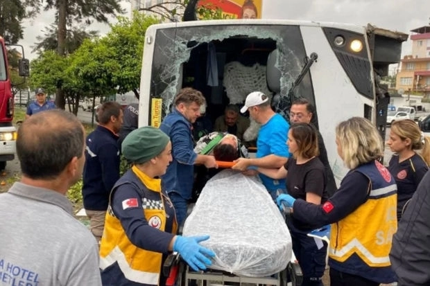 В Турции перевернулся микроавтобус, много пострадавших - ФОТО