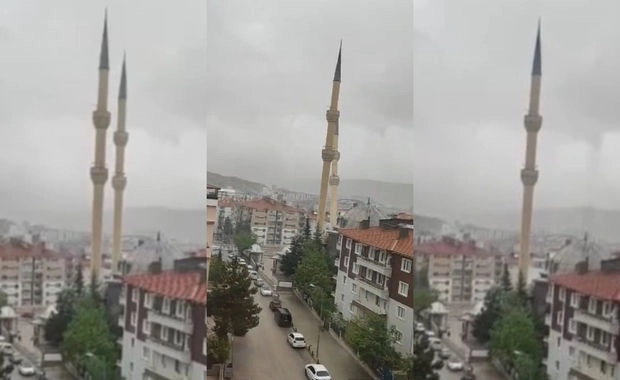 В Турции ураган снес минарет мечети и крыши зданий - ВИДЕО