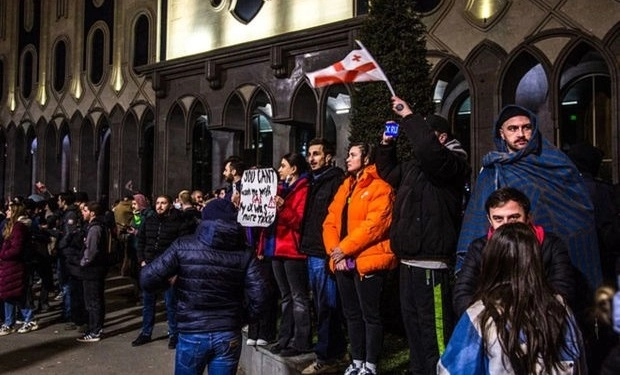 Митингующие перекрыли площадь в Тбилиси