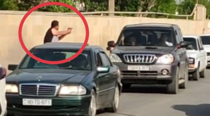 В Азербайджане мужчина угрожал водителям пистолетом - МВД провело расследование - ВИДЕО