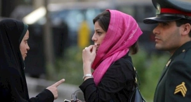 С принятем нового закона о хиджабе полиция нравов в Иране начала брать взятки с женщин - ФОТО
