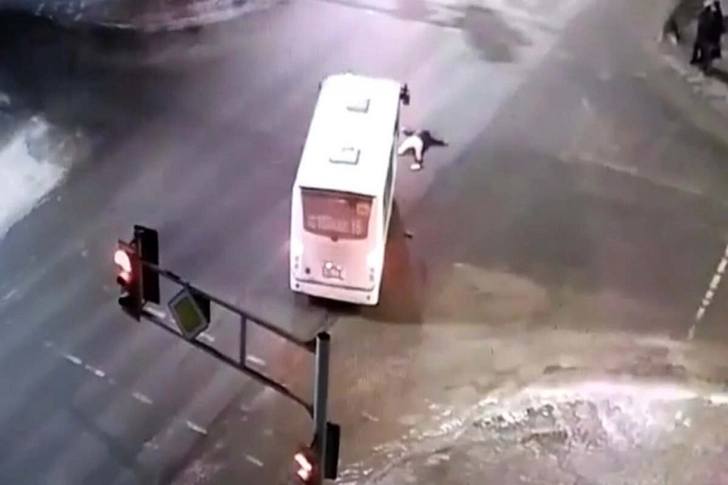 В Баку автобус сбил молодого мужчину