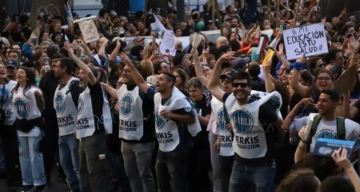 800 тыс. человек в Буэнос-Айресе вышли на протест против реформы образования - ВИДЕО