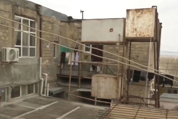 Здание с более чем 130-летней историей в бакинском поселке может рухнуть в любой момент - ВИДЕО