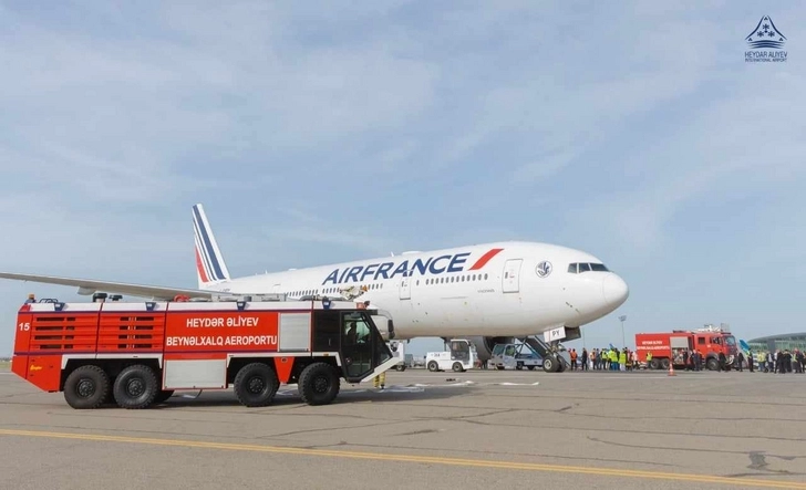 В Баку экстренно приземлился самолет авиакомпании Air France - ФОТО
