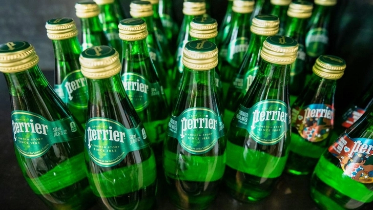 Во Франции уничтожили 2 млн бутылок минералки из-за заражения бактериями