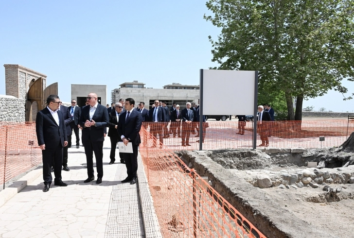 Ильхам Алиев и Садыр Жапаров ознакомились с работами, проделанными во дворце Панахали хана и комплексе Имарет