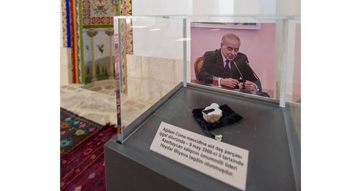 Кусок камня от агдамской Джума-мечети, переданный Гейдару Алиеву 24 года назад, возвращен на место - ВИДЕО