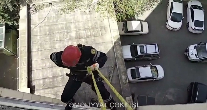 В Баку спасен гражданин, оказавшийся в беспомощном состоянии за закрытой дверью - ВИДЕО