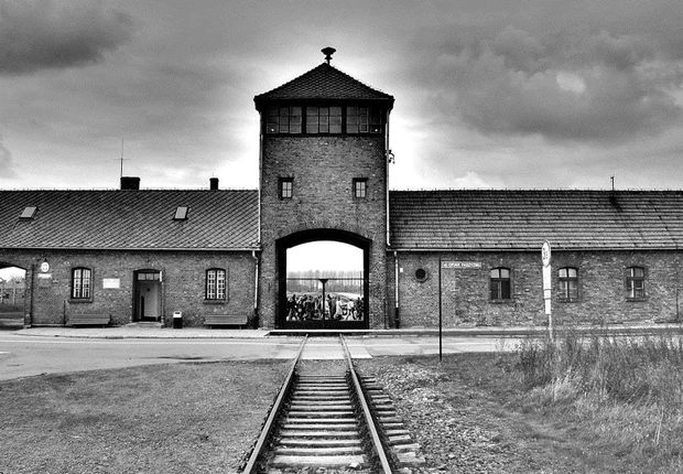 94-летний охранник Освенцима пойдет под суд как несовершеннолетний