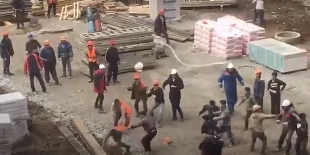 Массовая драка рабочих на стройке в России – ВИДЕО