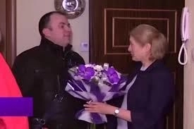 Российский чиновник поздравил жительницу Петербурга с годовщиной теракта – ВИДЕО
