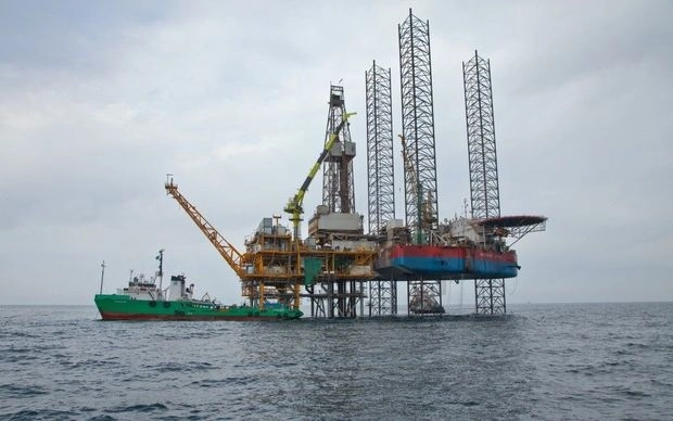Тысячи нефтяников эвакуированы с морских платформ